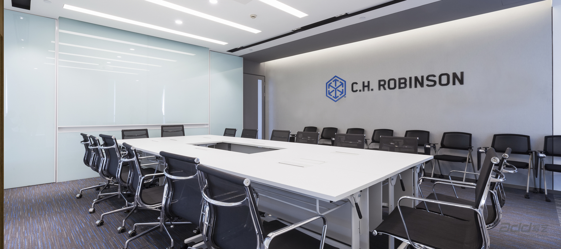 羅賓遜全球物(wù)流辦(bàn)公(gōng)室裝(zhuang)修-會議室-pc